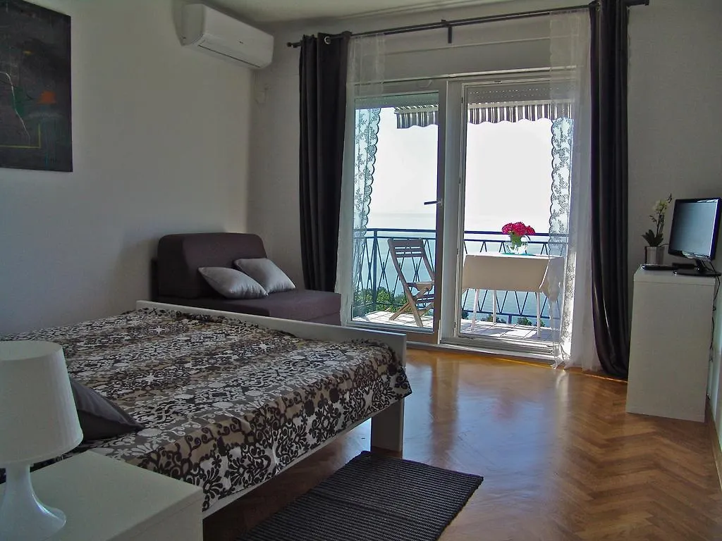 Apartment Ellalinda location